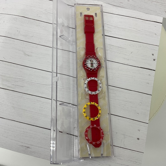 DISNEY MINNIE MOUSE WATCH WITH 3 INTERCHANCHABLE FACING IN CASE FROM DISNEY LAND - Picture 1 of 9